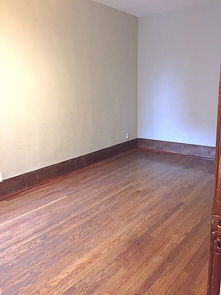 Master bedroom - 5339 S Maryland Ave