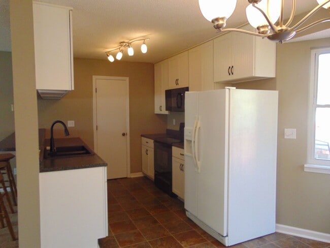Building Photo - Inviting 3 Bed 2 Bath House