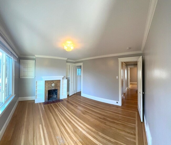 Building Photo - UPDATED Split Level 3BR/2BA 1650sf Sunset ...