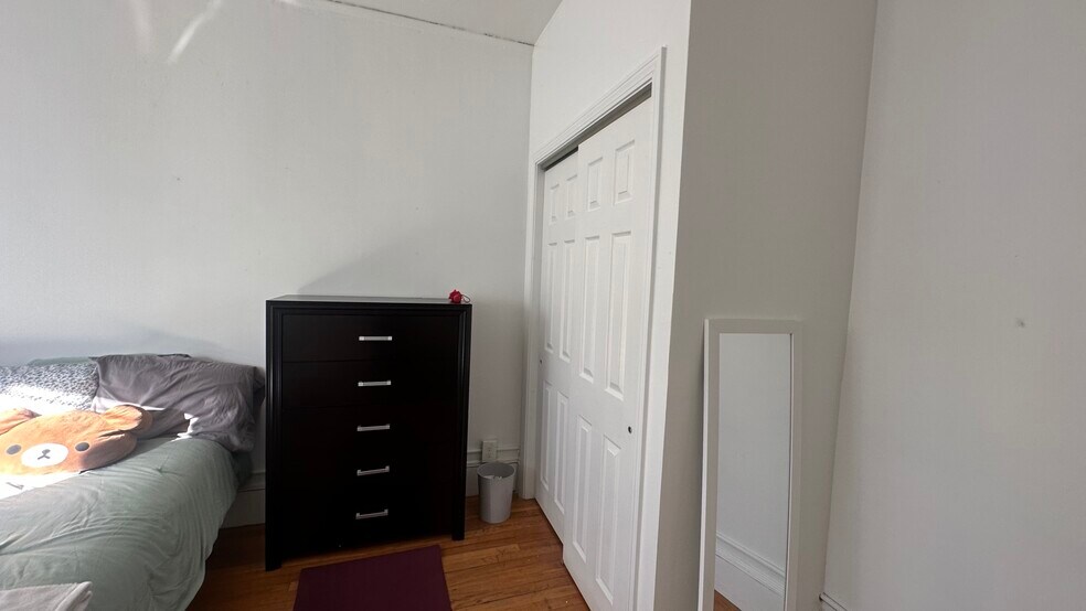 Building Photo - 126 Warren St