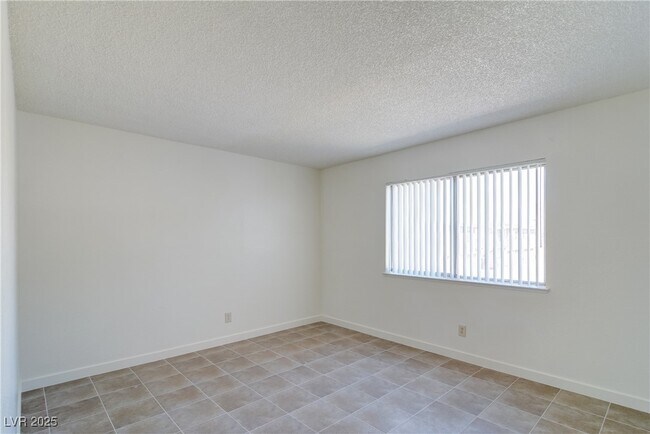 Building Photo - 566 Roxella Ln