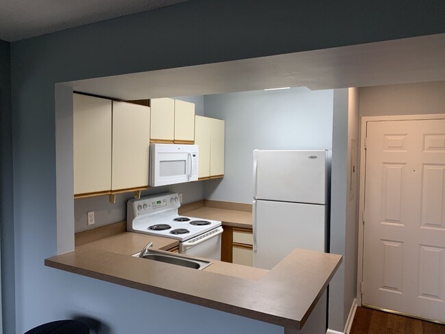 Building Photo - 1600 Park Cir