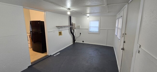 Building Photo - Remodeled 2 bedroom with Garage & small fe...