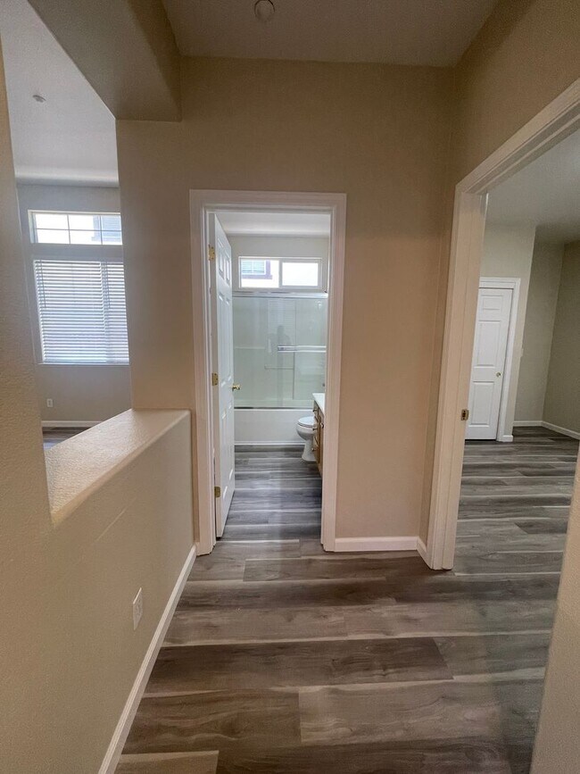 Building Photo - Beautiful 4 Bedroom Close to Downtown Brentwood!