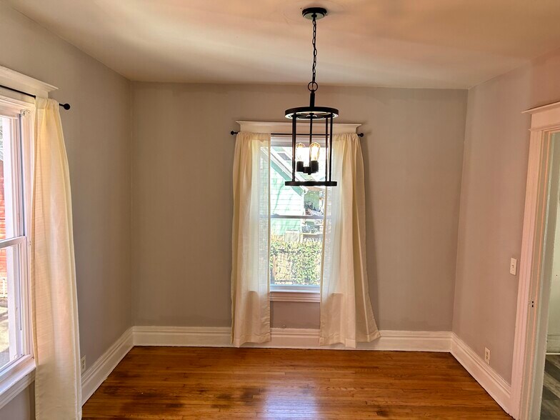 Building Photo - 16 Goebel Place