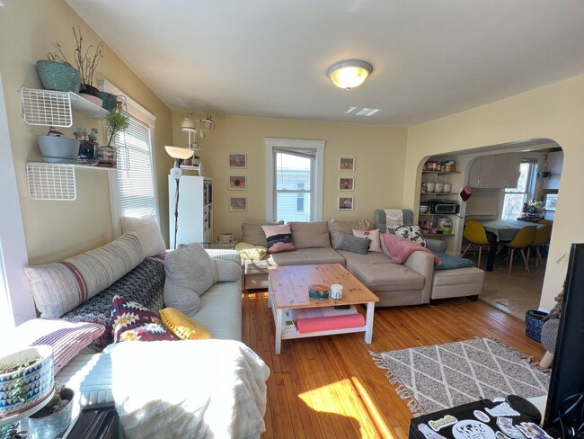 Building Photo - Awesome 3 bed in Somerville.... don't miss out!!