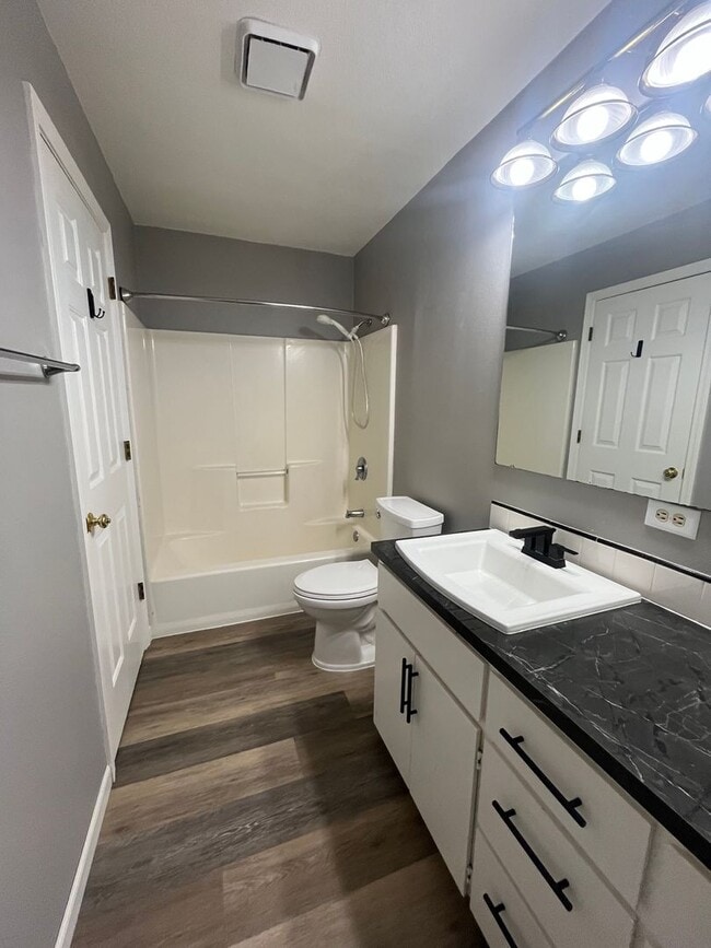 Building Photo - 2-Bedroom 1 1/2-Bathroom townhouse style d...