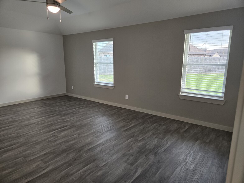 Building Photo - 3555 Crestfield Ln