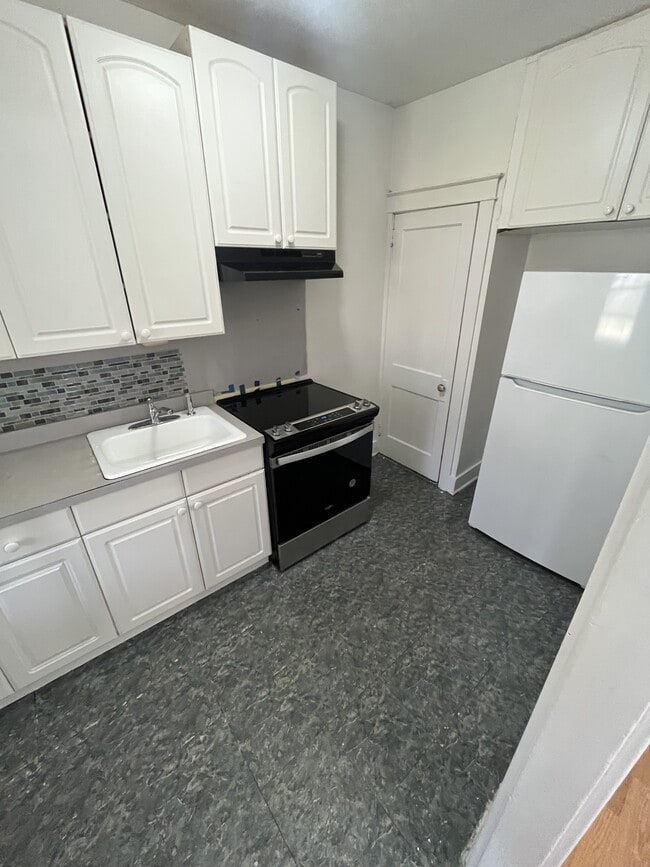 Building Photo - 450 New Dorwart St