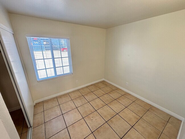 Building Photo - Charming 3BED/1BATH apartment located in N...
