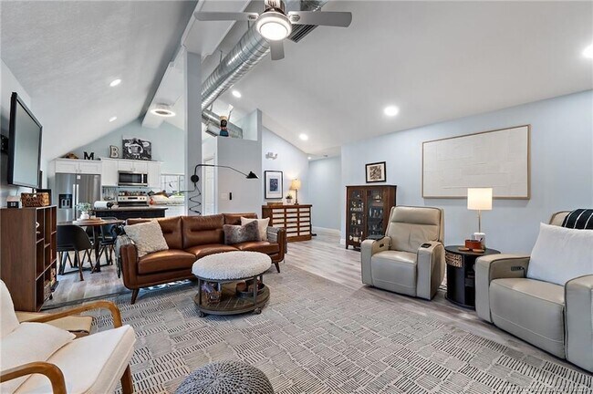 Building Photo - 310 SE Denver Ave