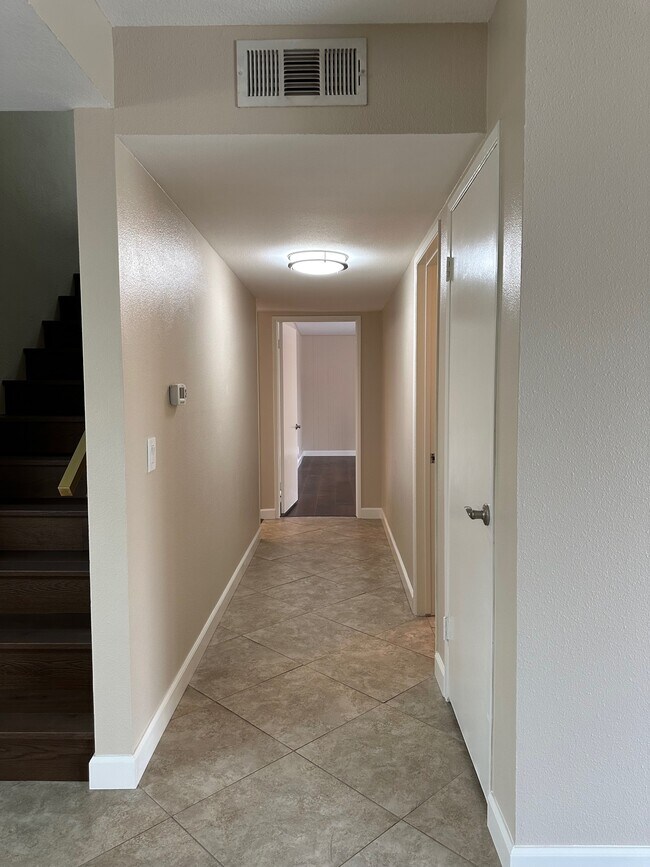 Building Photo - 1393 Scotch Cir