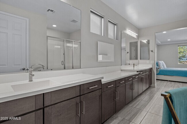Building Photo - 2423 N Beverly Pl