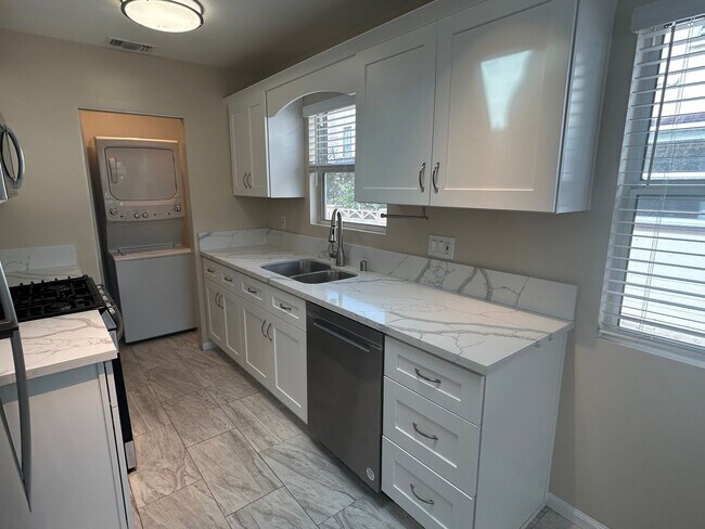 Building Photo - Bright & Sunny 3 Bed, 2 Bath Home – Just 4 Blocks from the Beach & Bay!