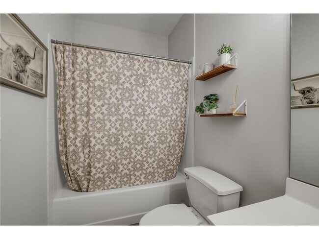 Building Photo - 2565 Franklin Ave