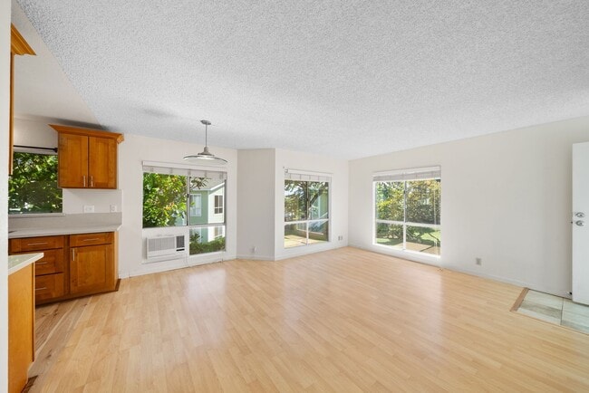 Building Photo - 2305