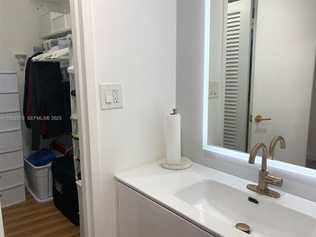 Building Photo - 100 Lincoln Rd