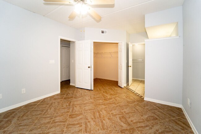 Building Photo - 2/2 1st Floor Apartment