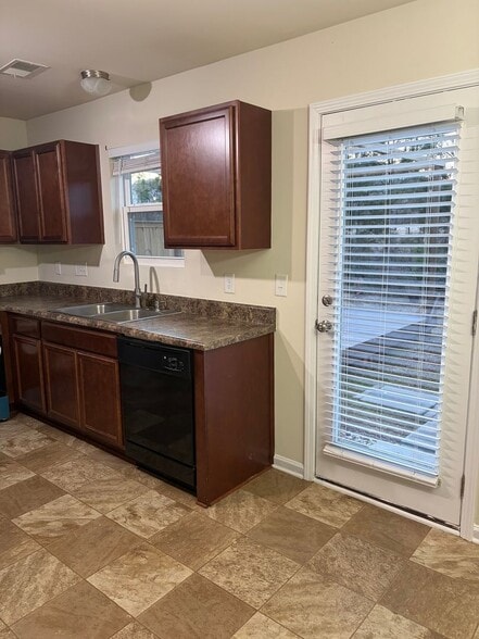 Building Photo - 26 Jones Creek Cir