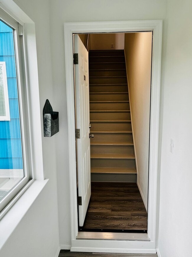 Building Photo - Newly Remodeled Apartment in the Center of Downtown Poulsbo!