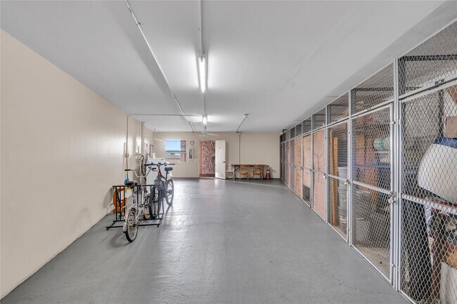 Building Photo - 1901 Bermuda Cir