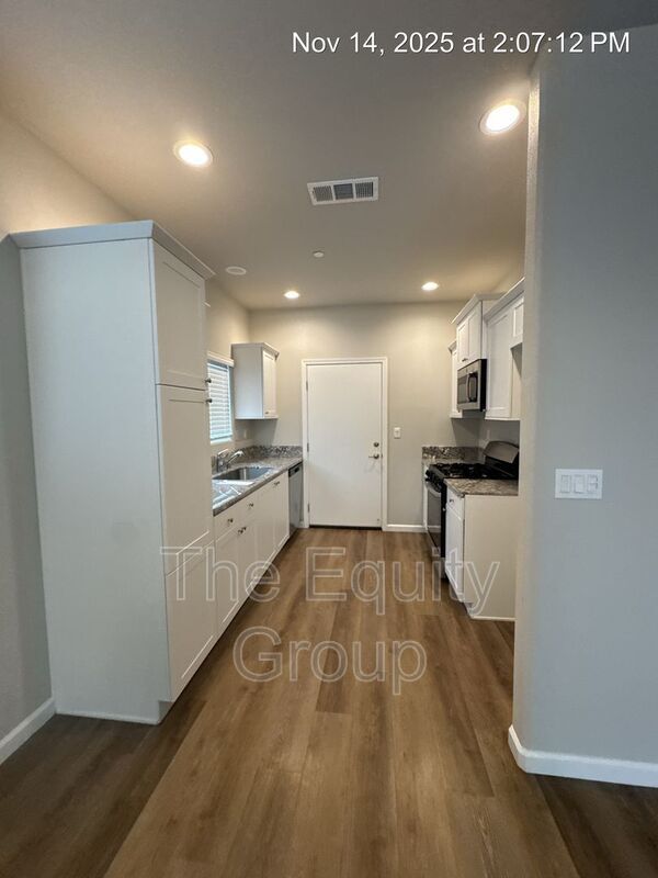 Building Photo - 410 S Summit St