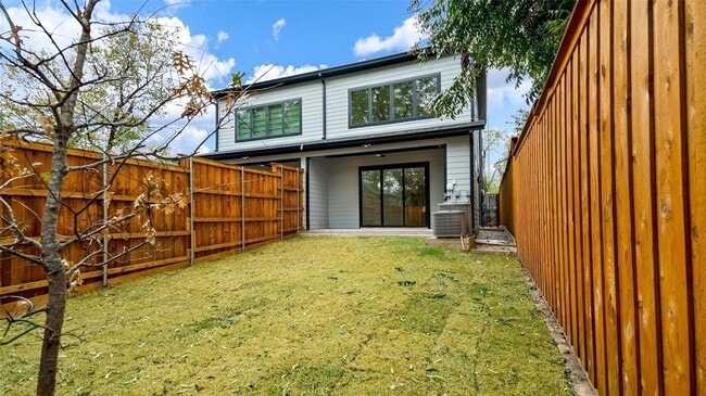 Building Photo - 2318 Arroyo Ave