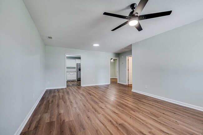 Building Photo - Completely Renovated 2BR Duplex with Granite Counters & Stainless Appliances