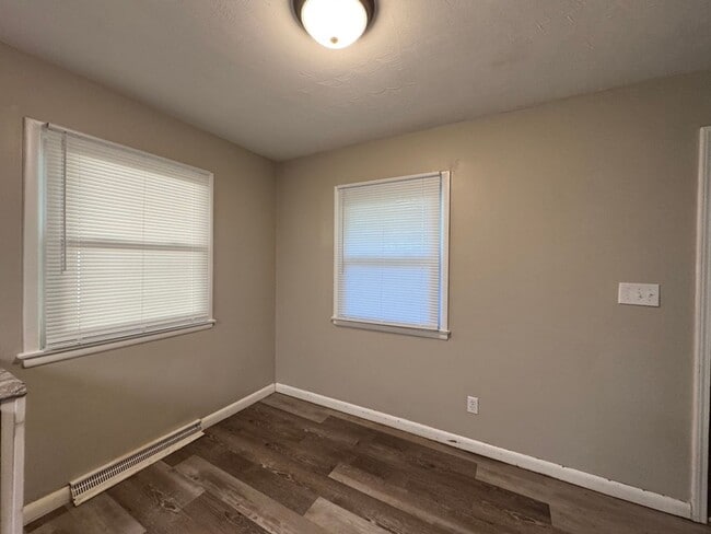 Building Photo - Cute 3 Bedroom Home Available Now