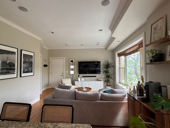 Building Photo - Roscoe Village, Sun-drenched and south-facing, 2-bedroom condo