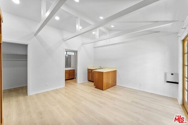 Building Photo - 253 15th St