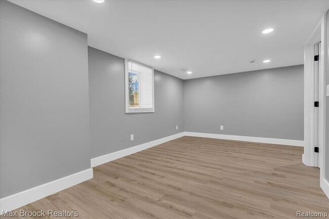 Building Photo - 1654 Giddings Rd