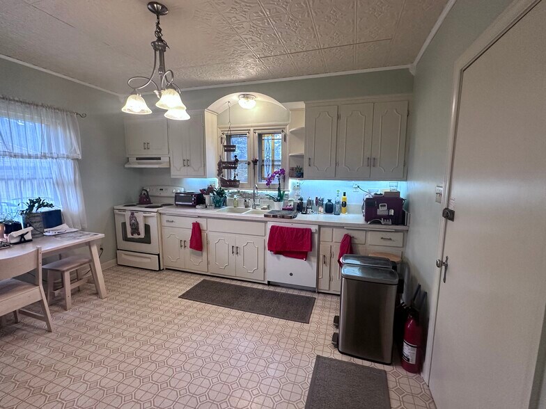 Building Photo - 3508 S Pine Ave