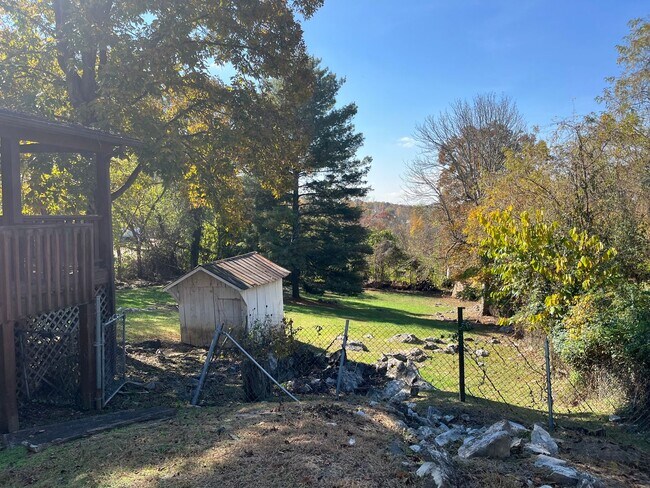 Building Photo - Quiet County Home