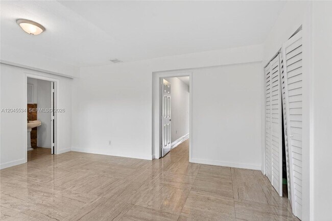 Building Photo - 1350 NE 149th St
