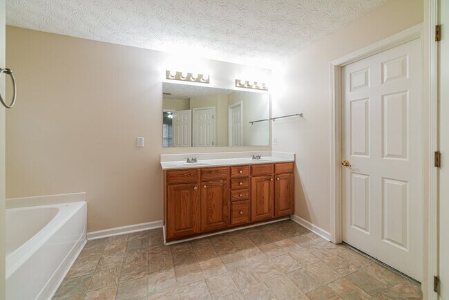 Building Photo - 552 The Blvd