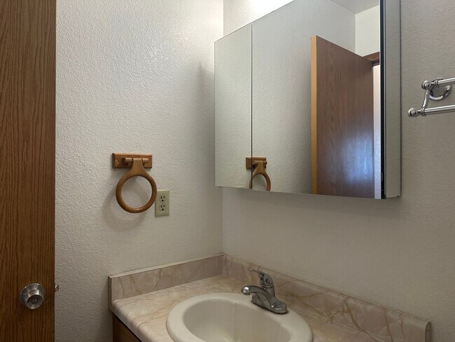 Building Photo - Well maintained home in desirable neighbor...