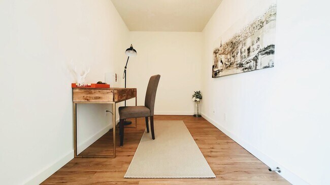 Building Photo - Redwood City: Unfurnished and Remodeled 2 Bed 2 Bath w/ Laundry In Unit, AC Mini-Split, & Parking...