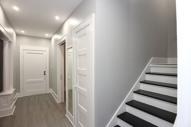 Building Photo - Large Frankfort Home!