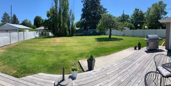 Building Photo - Beautifully Updated 3 Bedroom 1 Bath Home ...