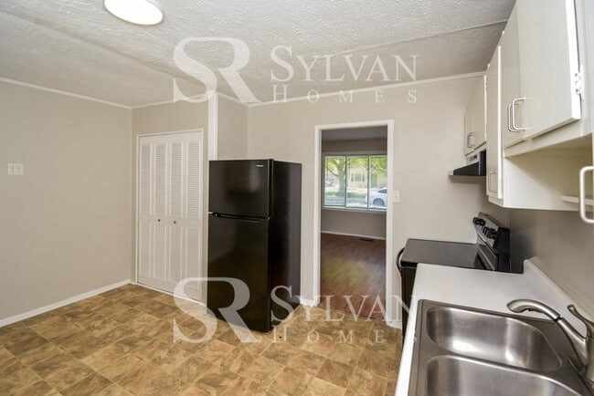 Building Photo - Enjoy living the good life in this 3 bedro...