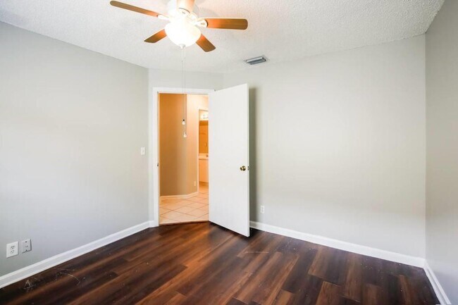 Building Photo - 2542 Country Golf Dr