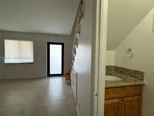 Building Photo - 2705 NE 9th Ave