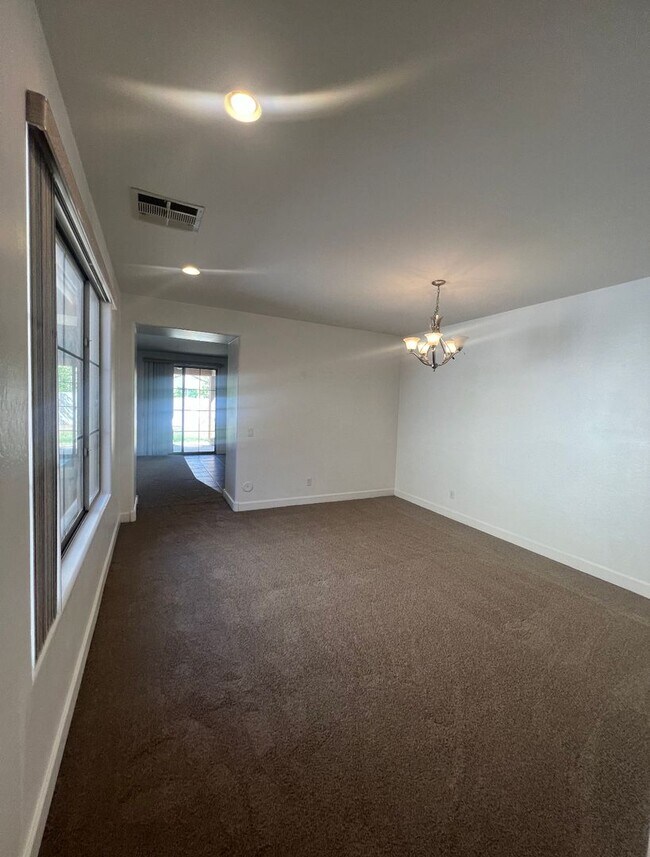 Building Photo - 3 bedroom in Higley Park