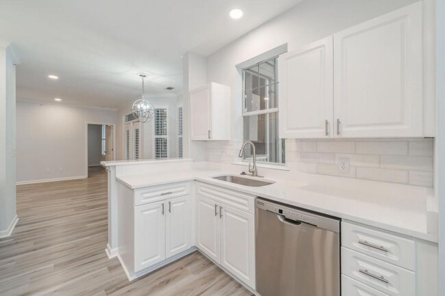 Building Photo - 130 River Landing Dr