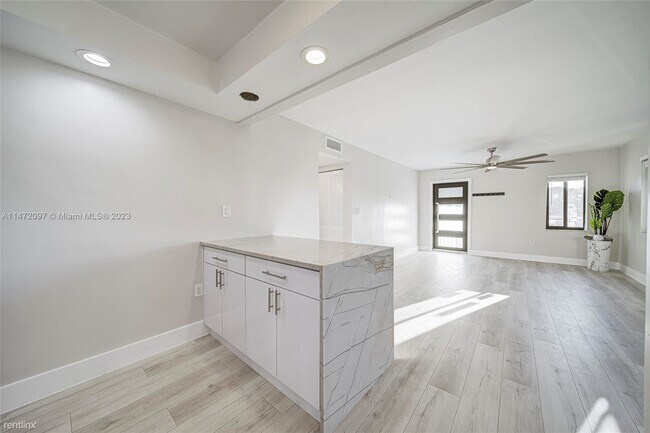 Building Photo - 3 br, 2 bath House - 1721 SW 11th Ter # 2