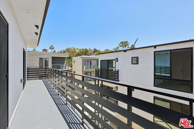 Building Photo - 2113 Holly Dr