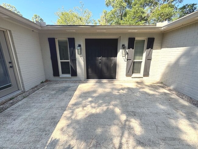 Building Photo - 1385 Fenwick Cir