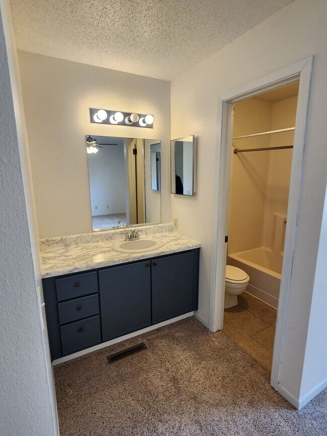 Building Photo - ~Applications Pending~ RENT SPECIAL ~ HOLIDAY MERRINESS ~ 3 Bedroom, 3 Bath Home for rent Close t...