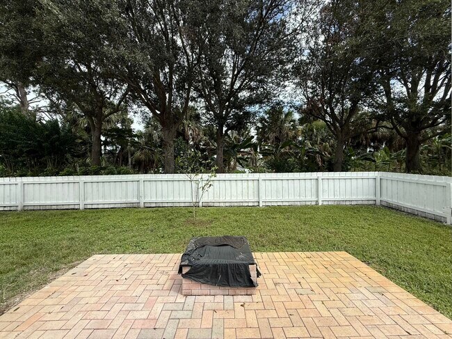 Building Photo - 5997 Ridge Lake Cir